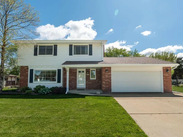 13935 W Thomas DRIVE, New Berlin, WI 53151