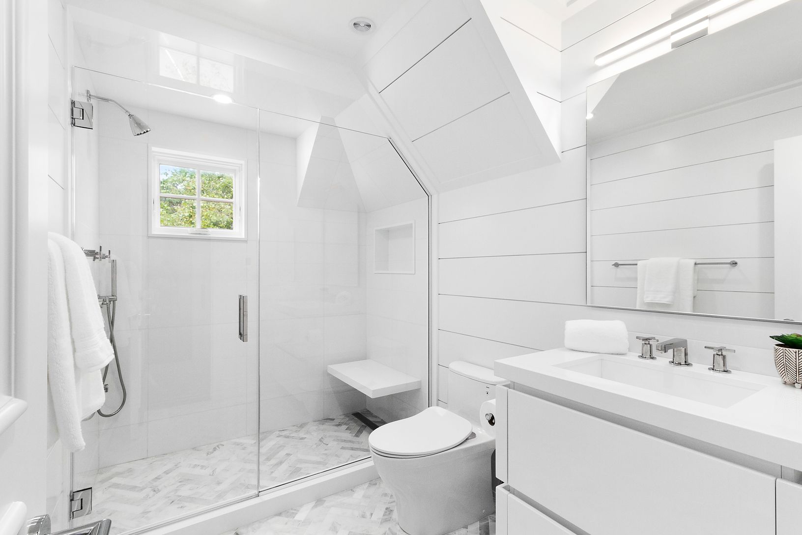 Guest Room En-Suite Bath