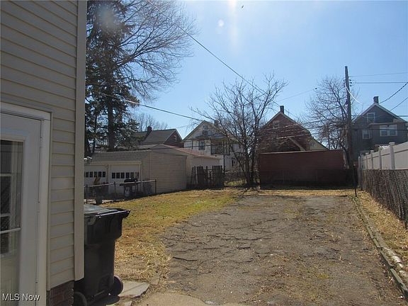 3rd image of 2009 Hood Ave