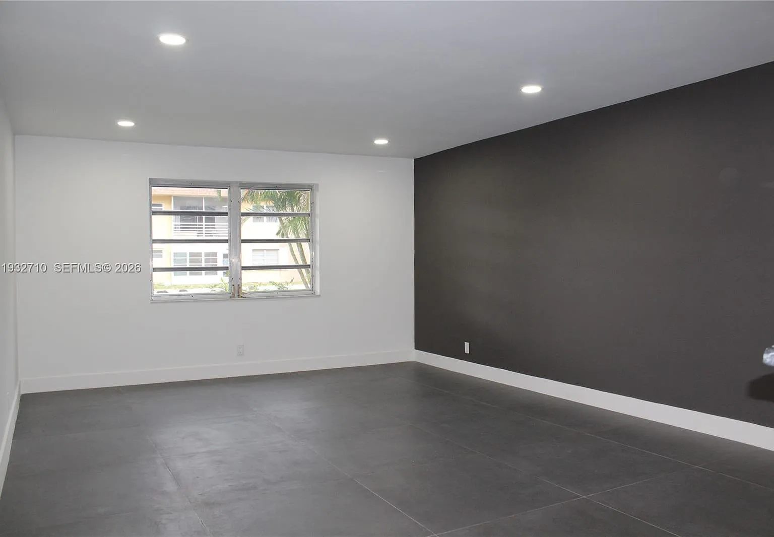 Oak Hills Condo No V — Photo 3