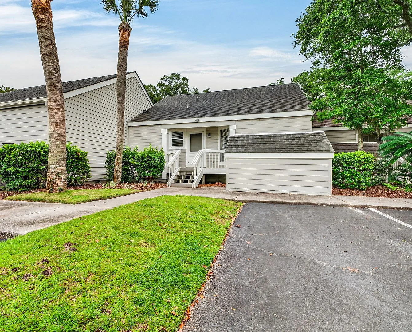 Coastal Living Just Minutes from Kiawah and Seabrook — Photo 1