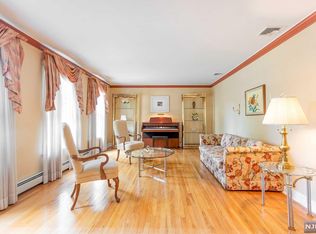 518 Manning Ct, River Edge, NJ 07661