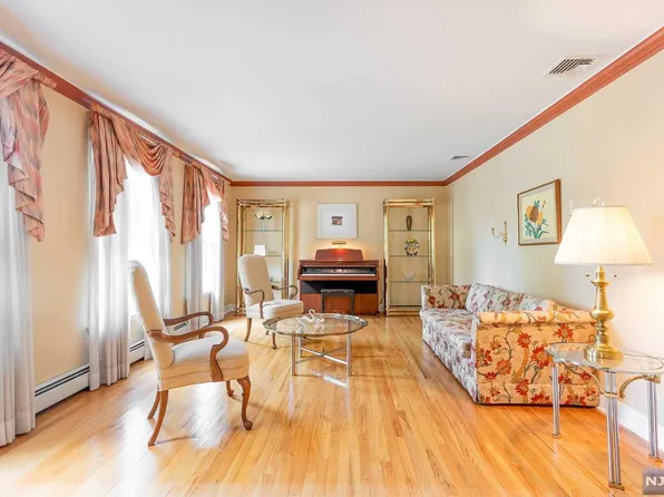 518 Manning Ct, River Edge, NJ 07661