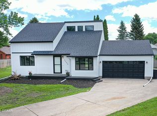 2245 Fallcreek Ct, Grand Forks, ND 58201