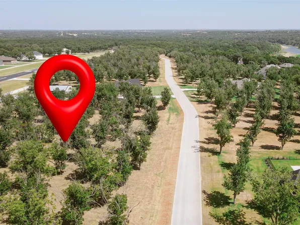 949 E Landings Dr, Granbury, TX 76049