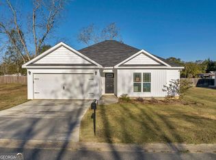 106 Village Cir, Cochran, GA 31014
