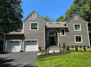 8 Robbie Rd, Cortlandt Manor, NY 10567