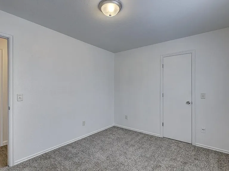 2406 Leeds Ln — Photo 8