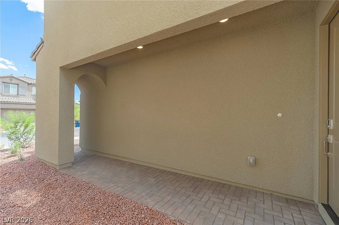 4 bed, 2.5 bath, 2001 sqft, $2,400 — Photo 3