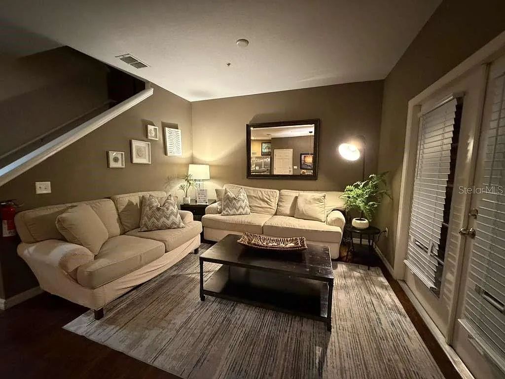 4 bed, 3.0 bath, 1694 sqft, $2,300 — Photo 2