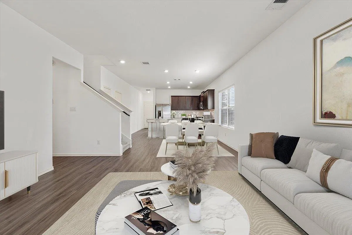 5 bed, 2.5 bath, 2642 sqft, $2,400 — Photo 2