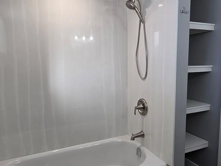 398 Kingsway St E #2 — Photo 9