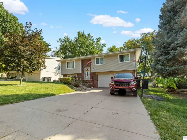 10523 Izard St, Omaha, NE 68114