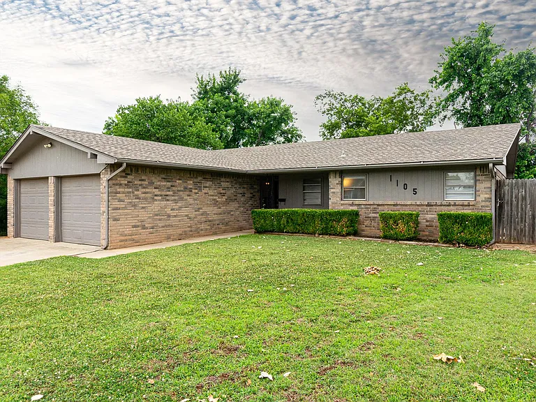 1105 Ridgeway Dr — Photo 1