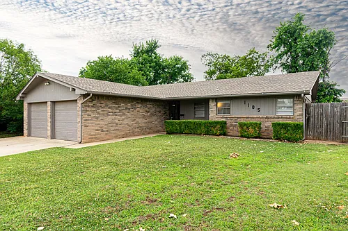 1105 Ridgeway Dr Photo 1