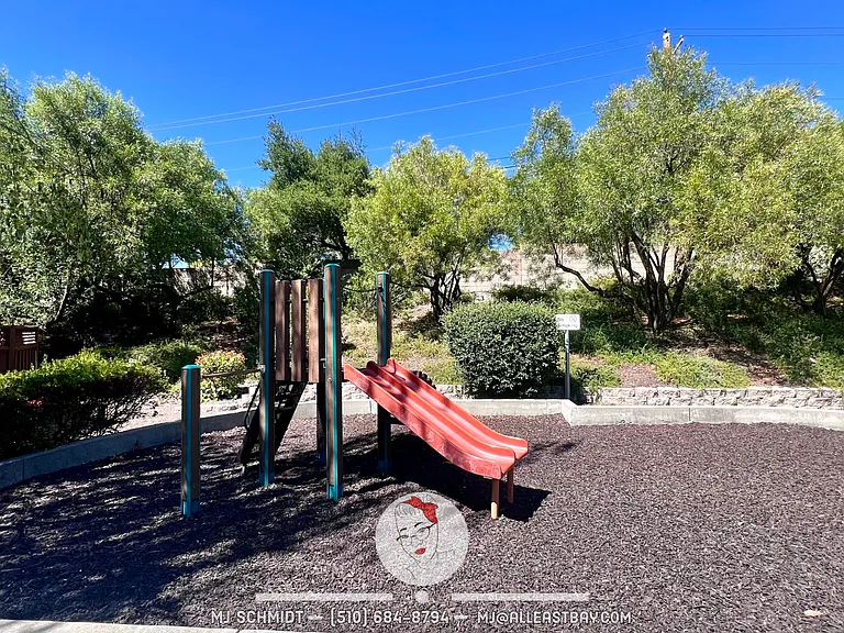 303 Sutton Cir — Photo 33
