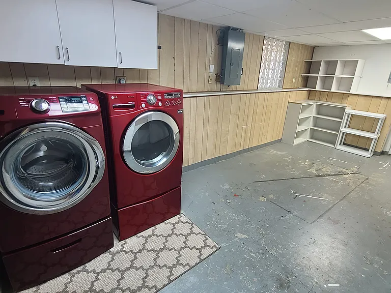 Large unities/storage/mud room (BONUS: Washer & Dryer)