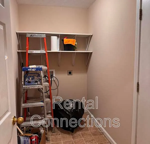 1005 E Carter St — Photo 9
