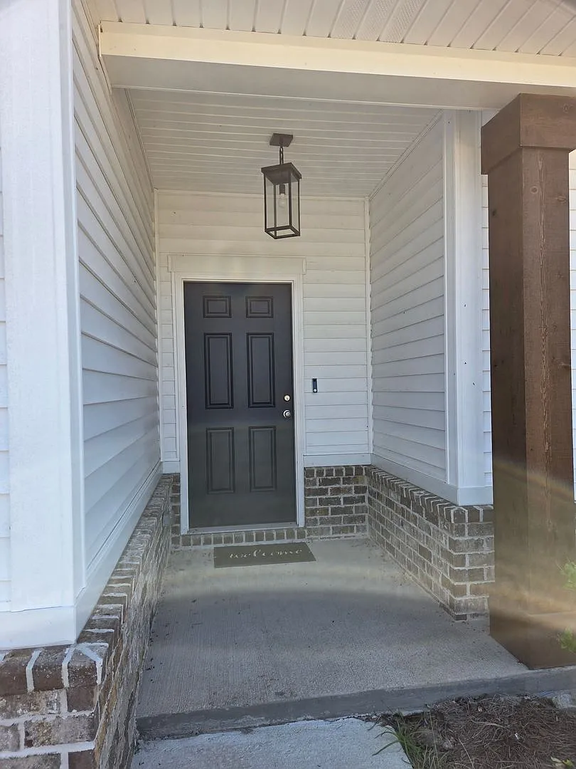 Step inside to find a Welcome home to this beautiful semi-new 3-bedroom, 2-bathroom property in L... — Photo 4