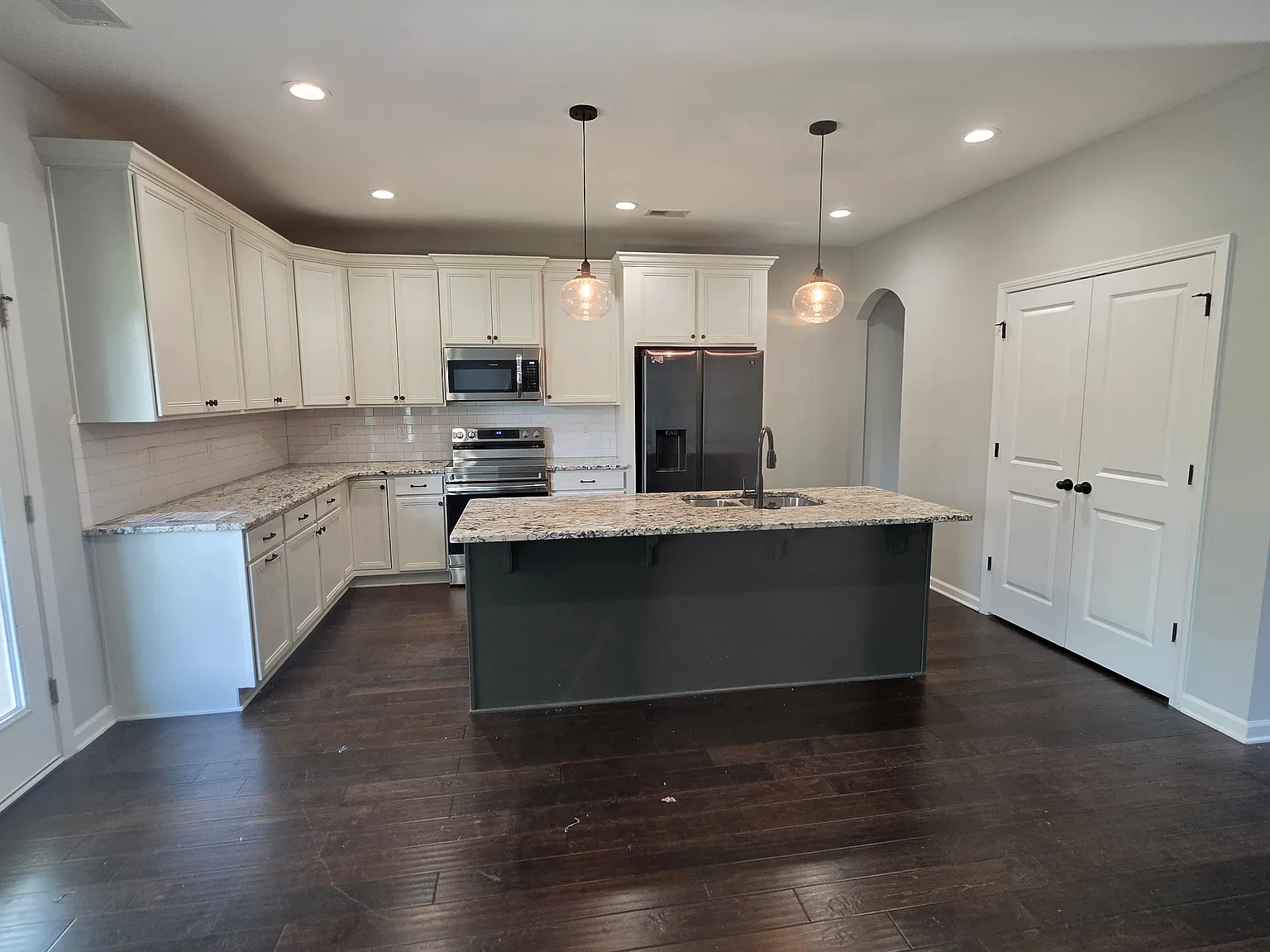 4 bed, 2.5 bath, 2418 sqft, $2,600 — Photo 4