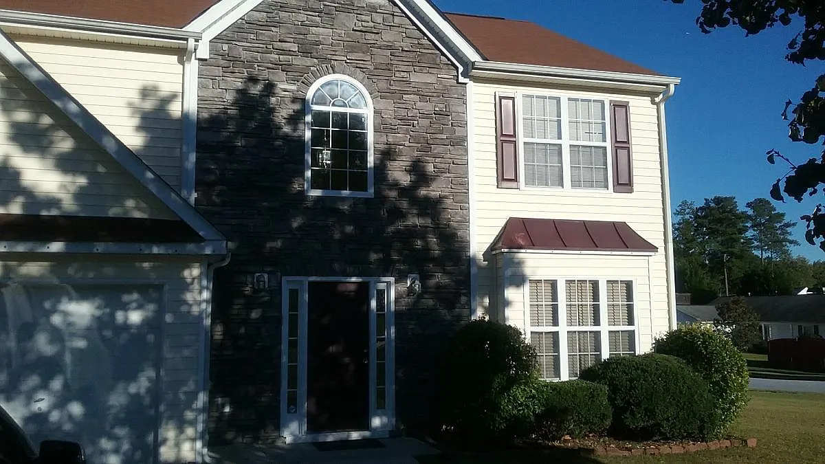 4 bed, 2.5 bath, 2052 sqft, $2,000 — Photo 1