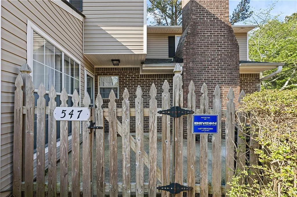 2 bed, 2.0 bath, 1162 sqft, $2,000 — Photo 2