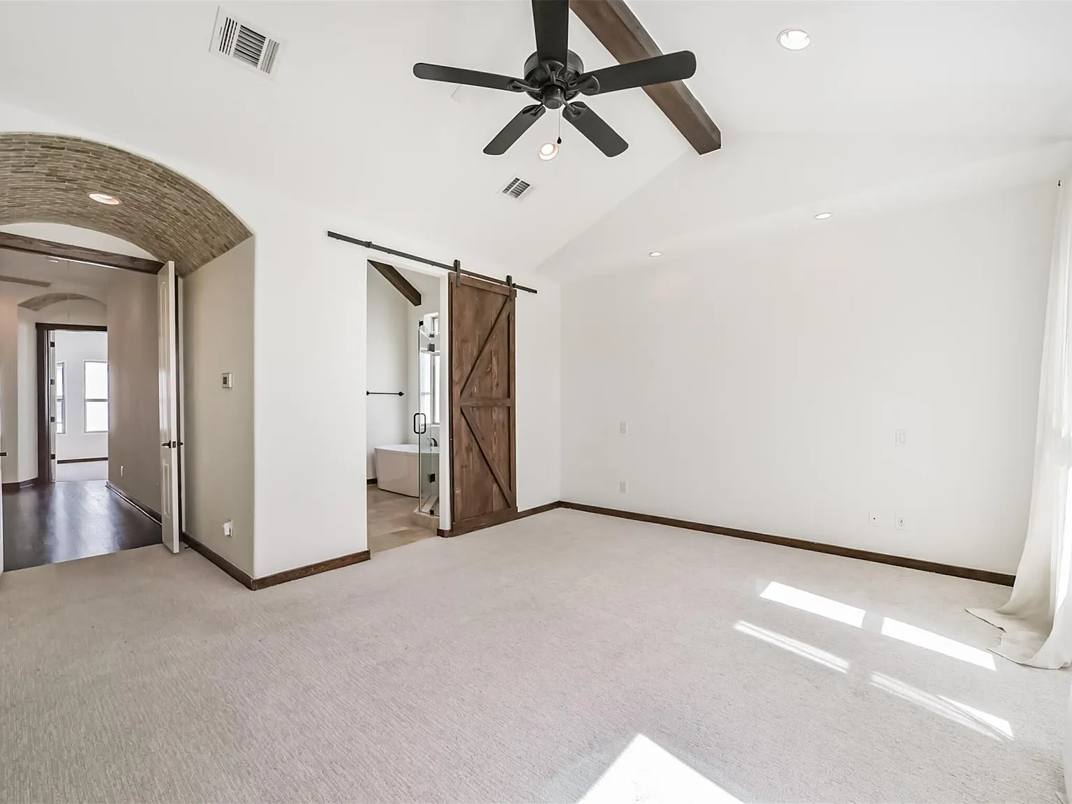 3 bed, 3.5 bath, 2308 sqft, $3,200 — Photo 4