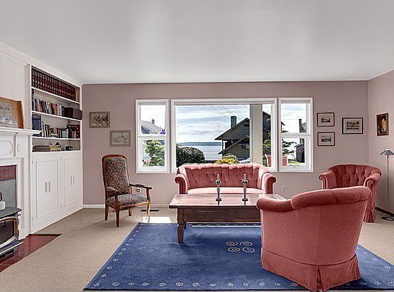 Spacious, lightfilled living room.