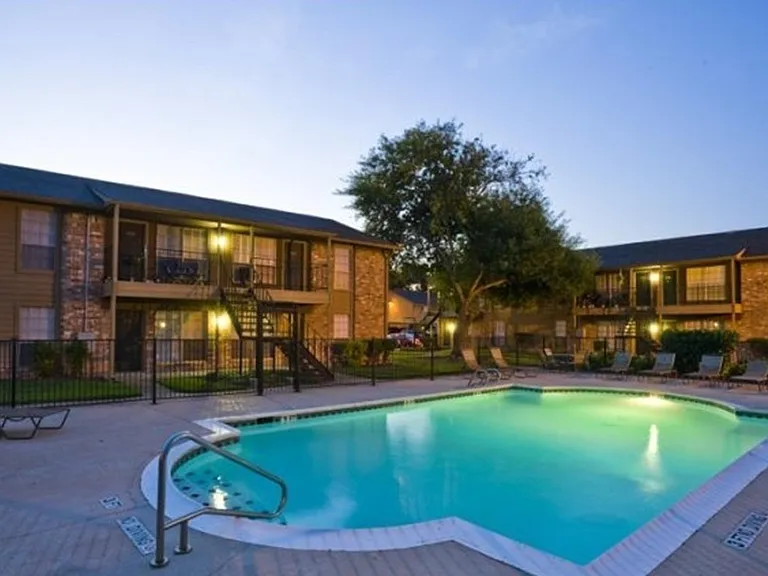 2400 S Loop 35 — Photo 3