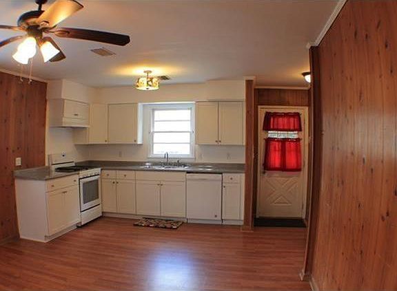 3rd image of 3913 Lake Villa Dr