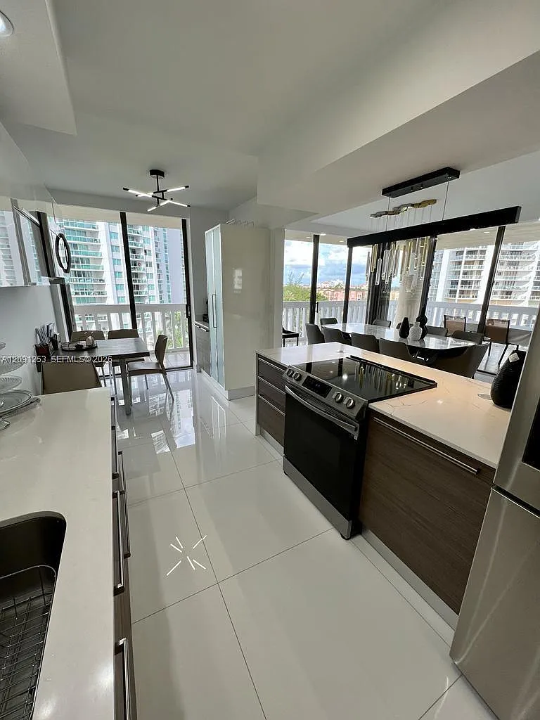 Turnberry Towers Condo — Photo 3