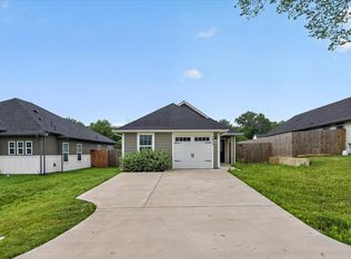 1032 Ray Dr, Denison, TX 75020
