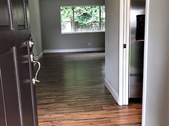 3rd image of 15 Brentford Cir