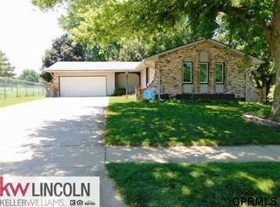 5300 Tipperary Trl, Lincoln, NE 68512