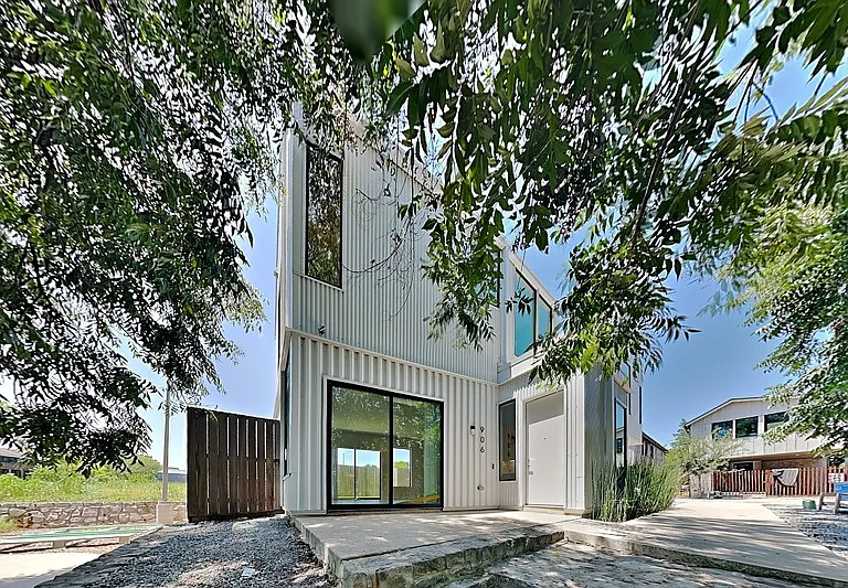 906 Blackland Ct — Photo 1