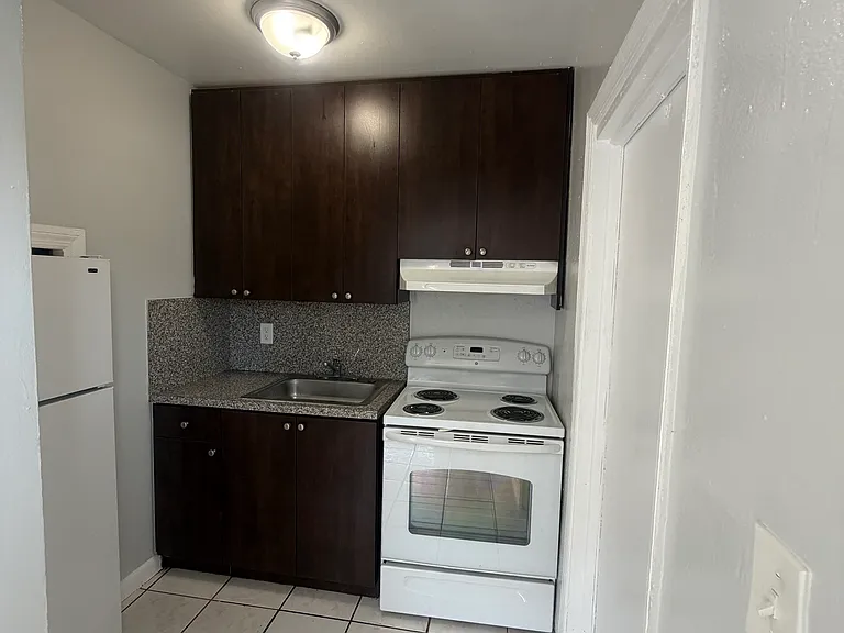 750 SW 8th St #6 — Photo 7