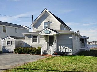 454 Riverside Dr, Tiverton, RI 02878