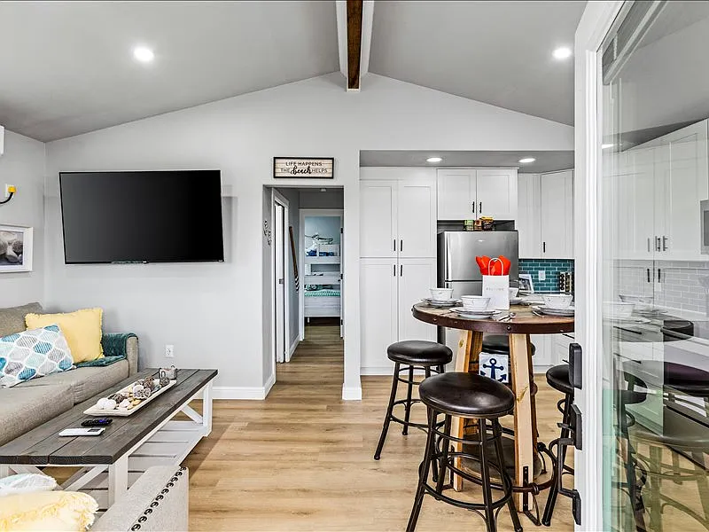 2 bed, 600 sqft, $3,300 — Photo 4