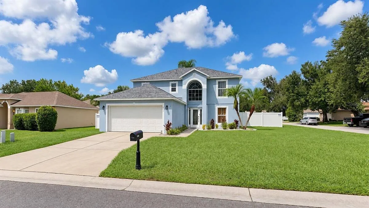 4 bed, 2.5 bath, 2208 sqft, $3,000 — Photo 1