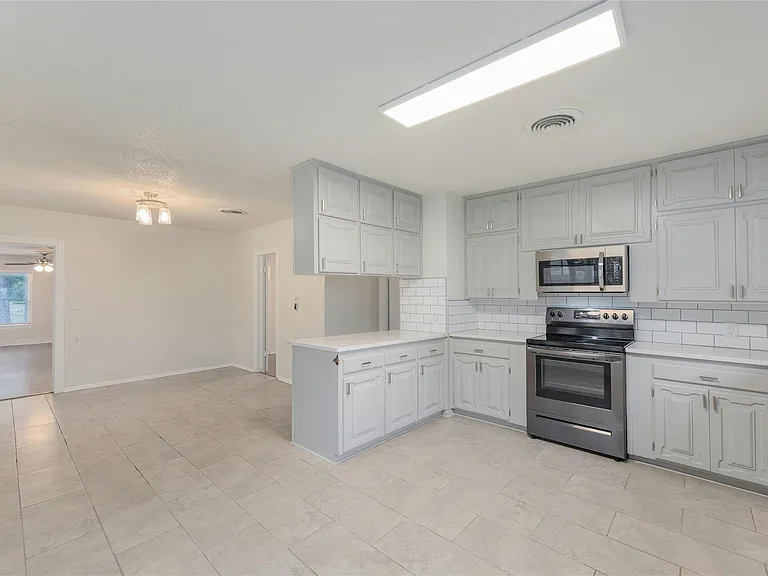 419 N Doak St — Photo 12