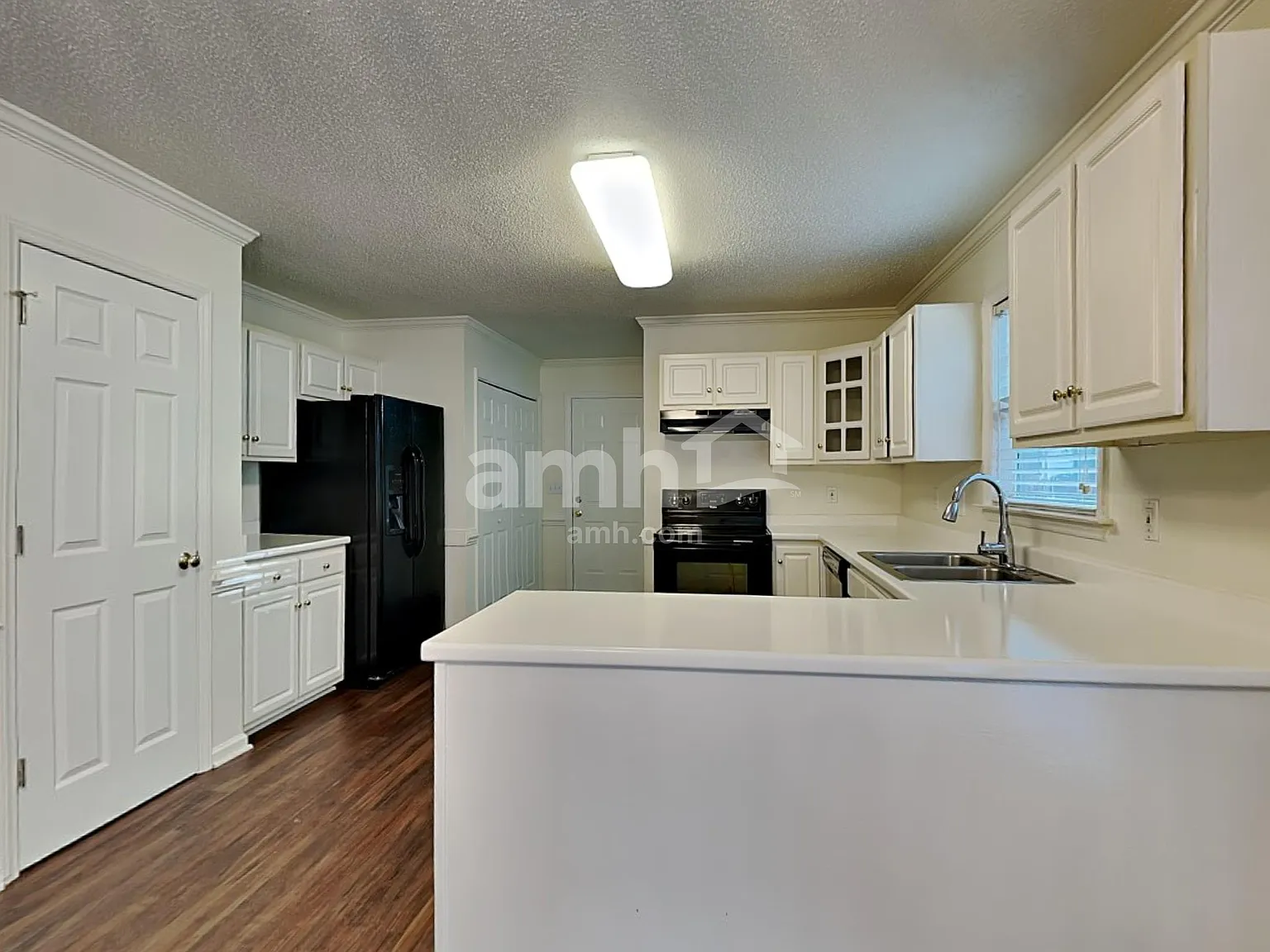 3 bed, 2.5 bath, 1958 sqft, $2,210 — Photo 4