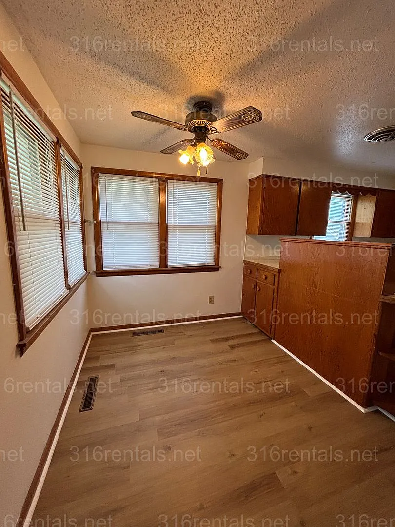 Two bedroom one bath house available now — Photo 4