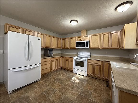 5th image of 403 Lark Ln