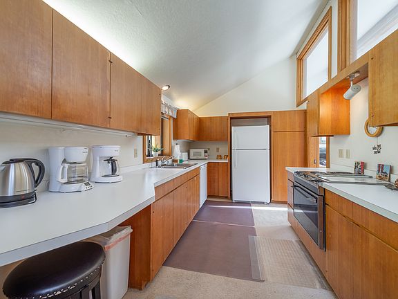 4th image of 1750 Deer Park Dr