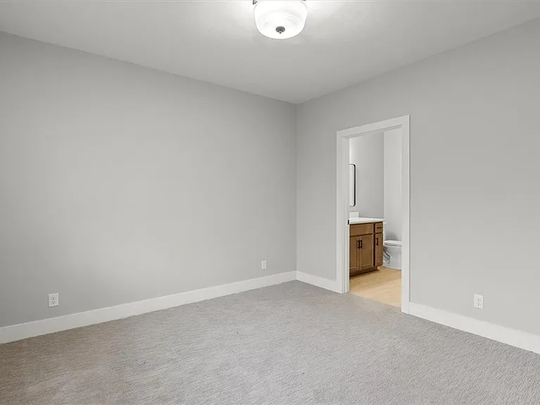 1155 Marina Pkwy — Photo 10