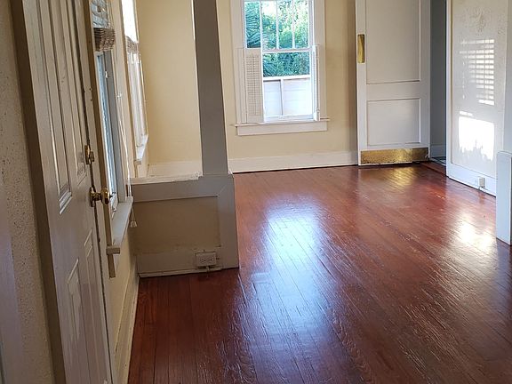 Entrance facing dining room