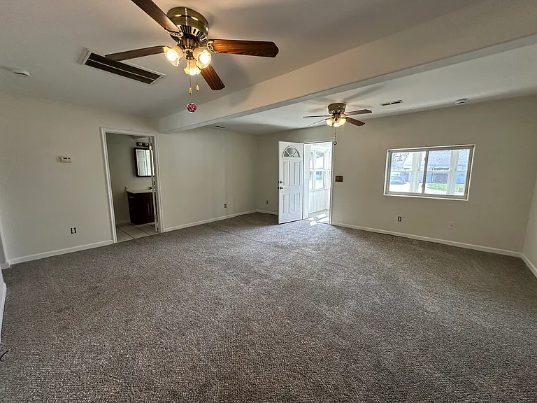 2739 Bleeker St — Photo 2