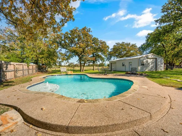 2613 Oaks Dr, Granbury, TX 76049