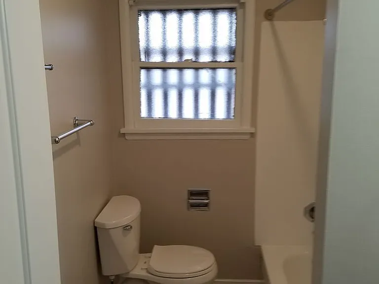 Green Lake Apartments — Photo 15