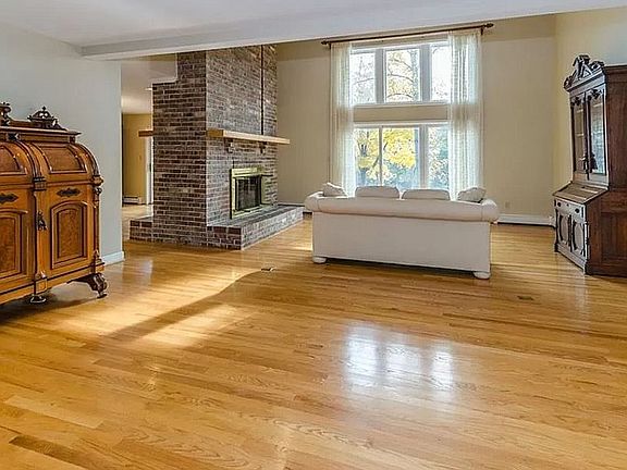 4th image of 8639 Bay Colony Dr